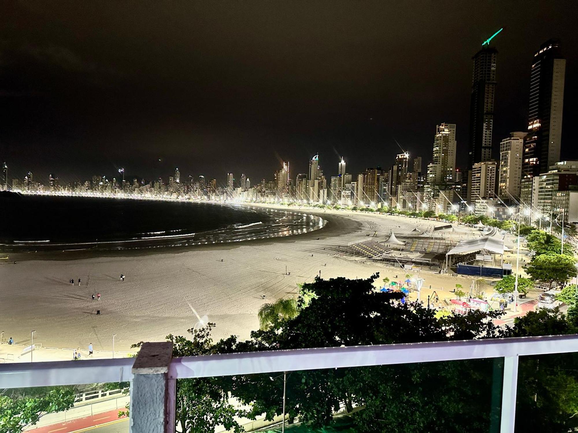 Roda Gigante, Garagem E Piscina Balneario Camboriu Dış mekan fotoğraf